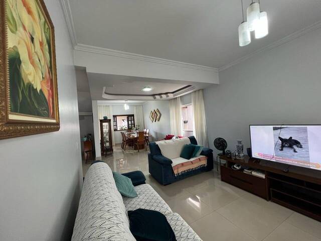 Sobrado para Venda em Goiânia - 4